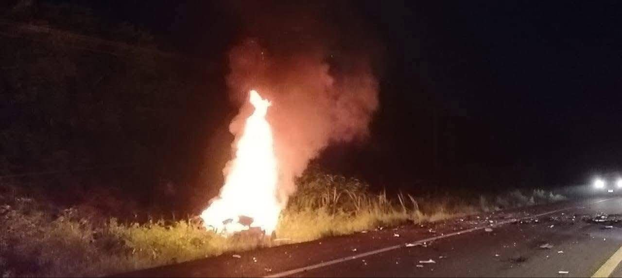El conductor sobreviviente fue rescatado tras quedar atrapado entre los fierros