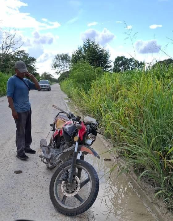 El motociclista resultó lesionado tras el accidente en la carretera. El motociclista resultó lesionado tras el accidente en la carretera.