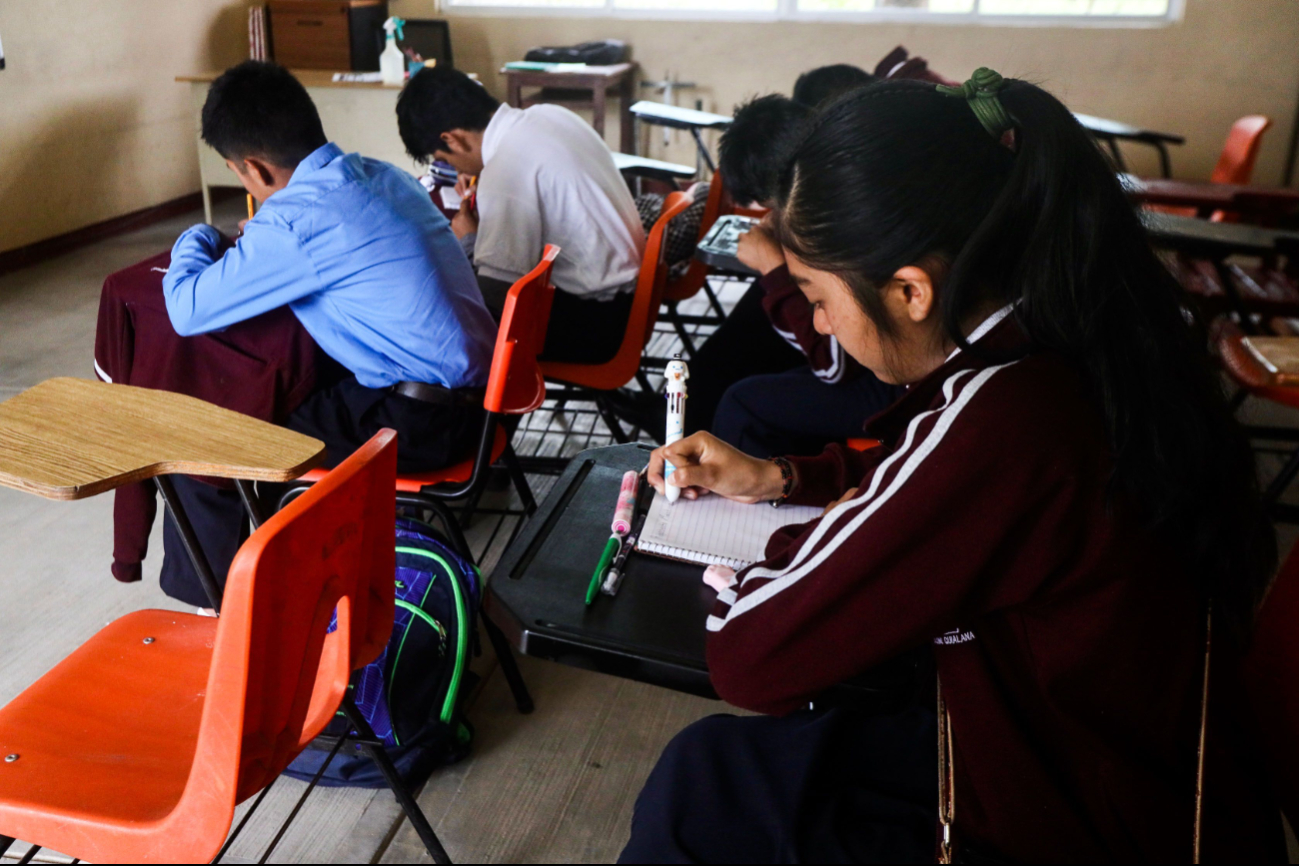 "La escuela mejor será necesariamente construida de abajo hacia arriba, desde el aula y el centro escolar". "La escuela mejor será necesariamente construida de abajo hacia arriba, desde el aula y el centro escolar".