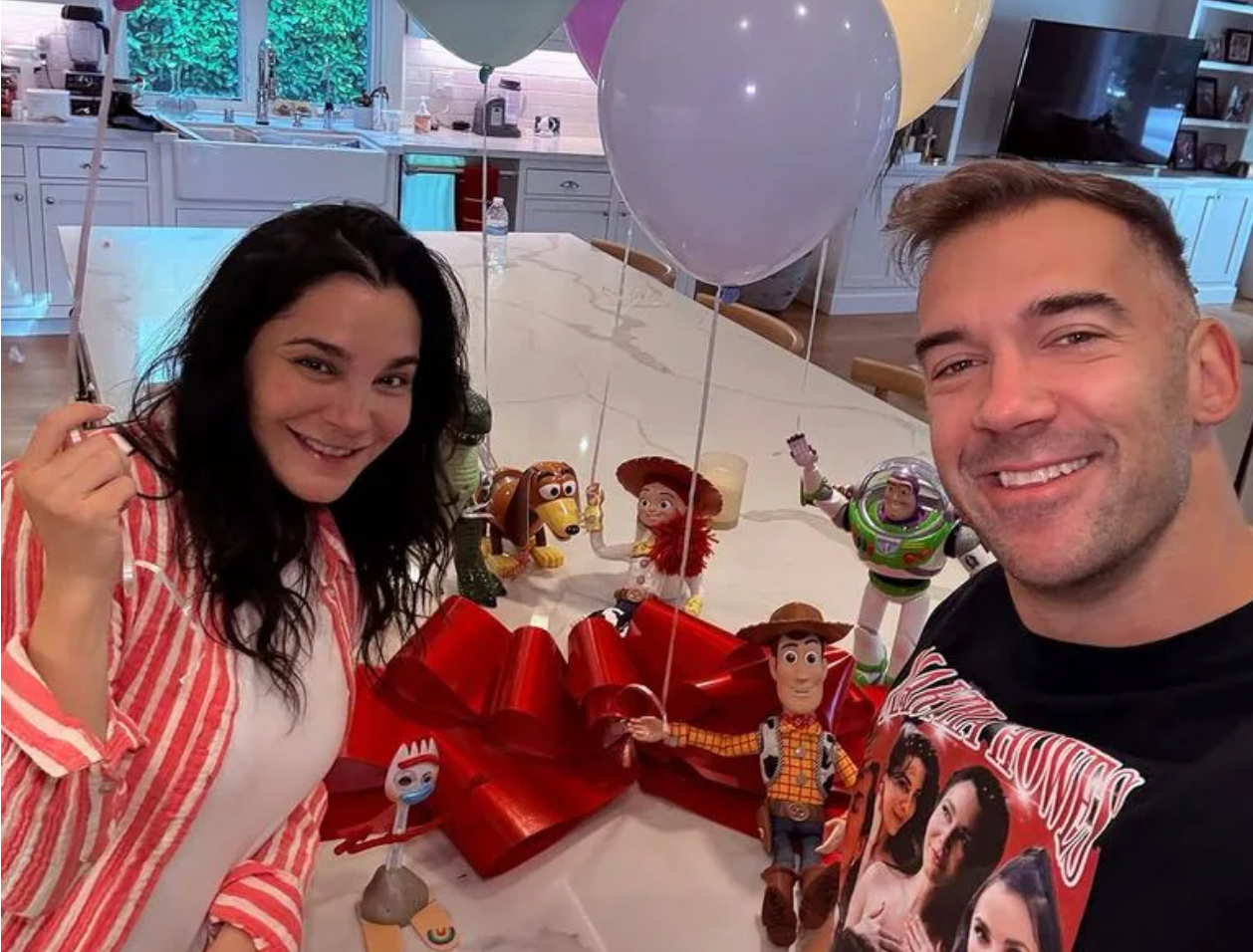 La feliz pareja mostrando su embarazo La feliz pareja mostrando su embarazo