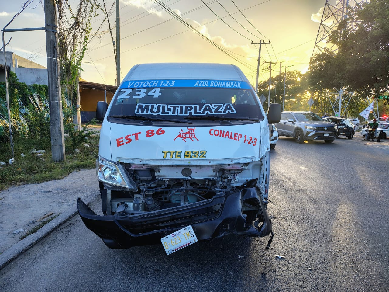 La unidad de transporte público presentó daños el frente, tras impactar la moto. La unidad de transporte público presentó daños el frente, tras impactar la moto.