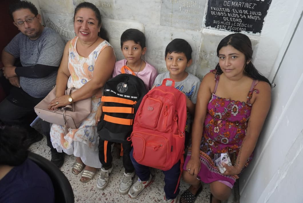 Niños y familias participan en la Misa de Bendición de Mochilas en Santa Ana Niños y familias participan en la Misa de Bendición de Mochilas en Santa Ana