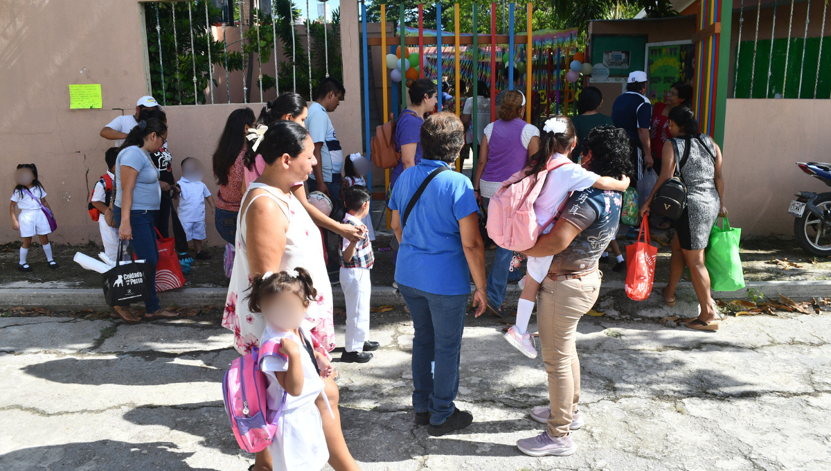 Otra vez a las escuelas retornará la algarabía que les dan los chiquitines y las calles se llenarán nuevamente de colegiales Otra vez a las escuelas retornará la algarabía que les dan los chiquitines y las calles se llenarán nuevamente de colegiales