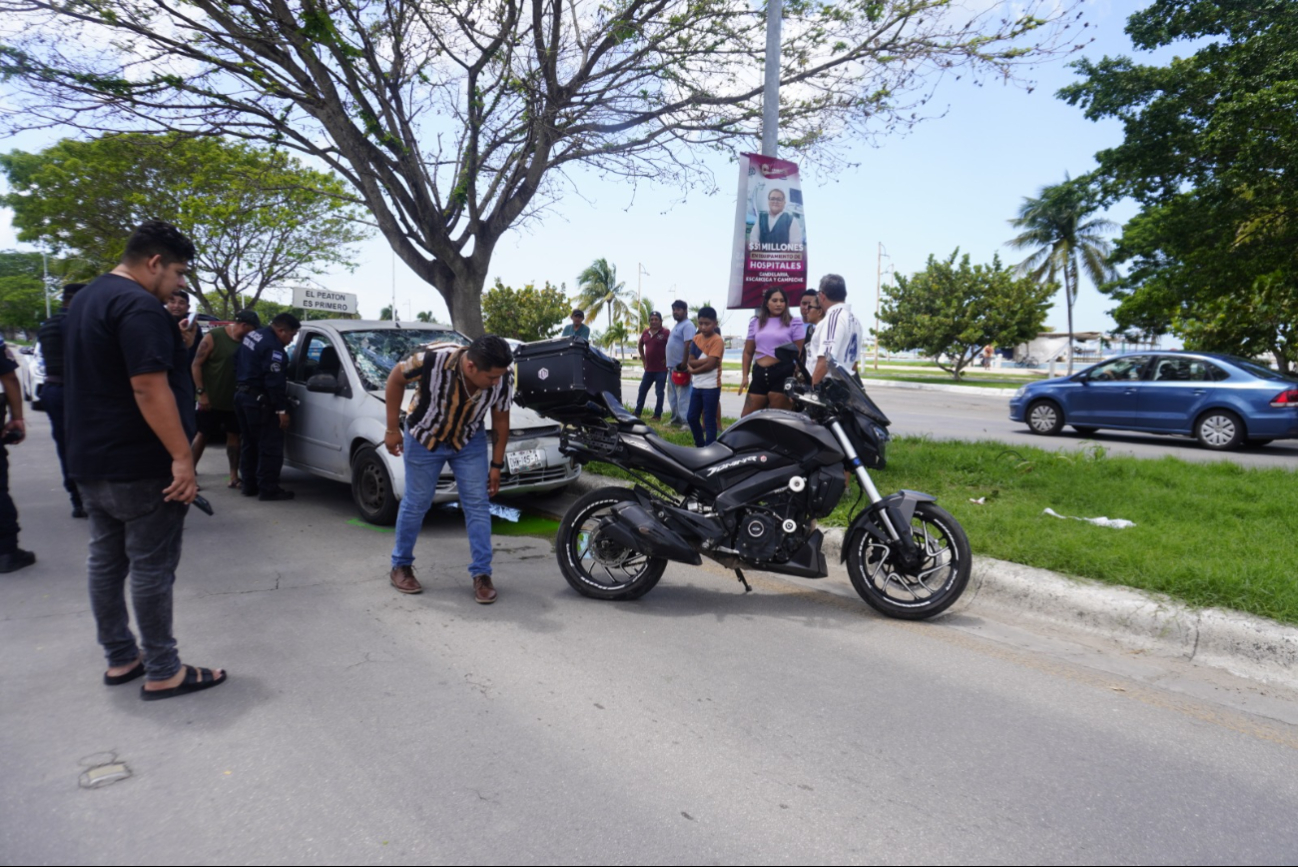 Percance vial en el muelle: motociclista proyectado contra parabrisas Percance vial en el muelle: motociclista proyectado contra parabrisas