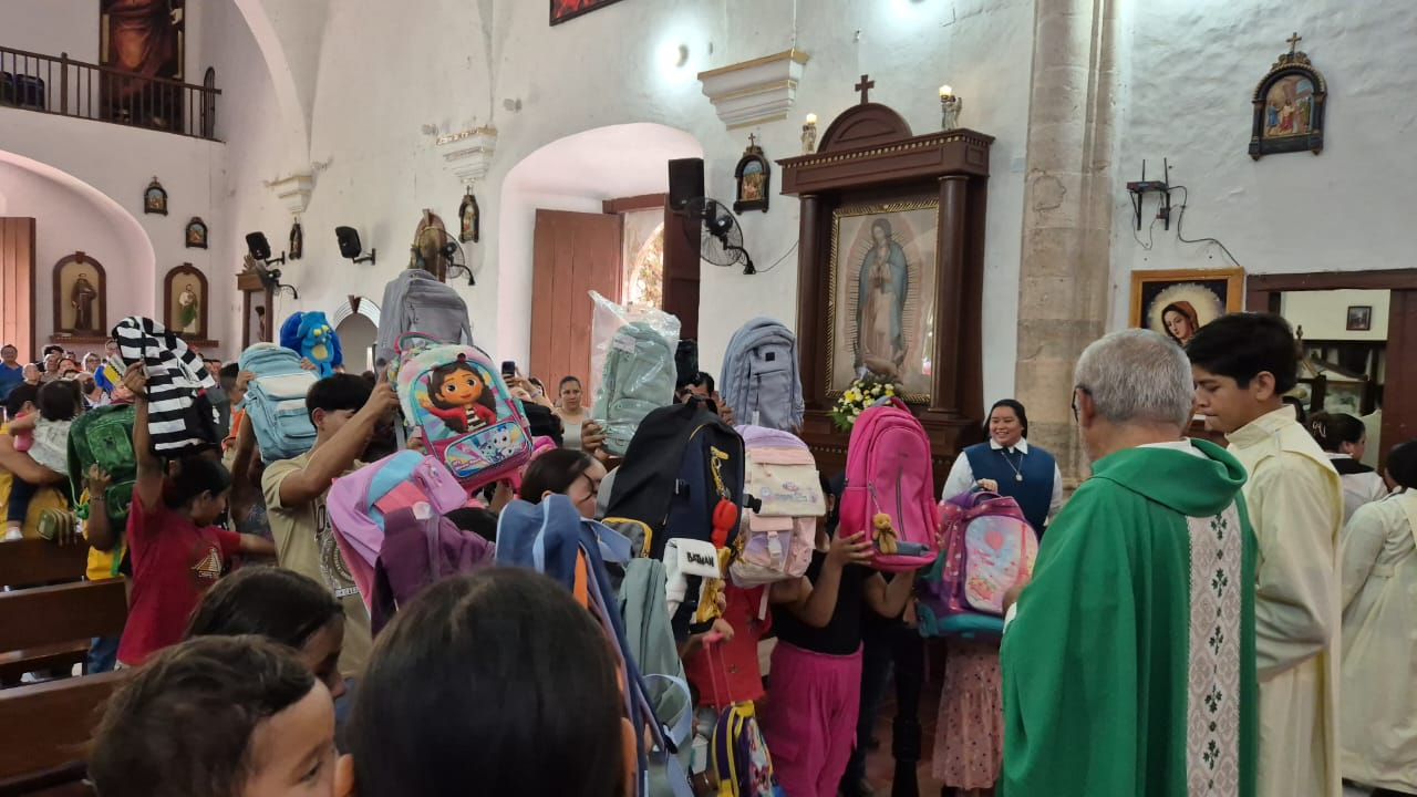 Con fe, pequeños de Champotón llevan a bendecir su mochila para iniciar el ciclo escolar