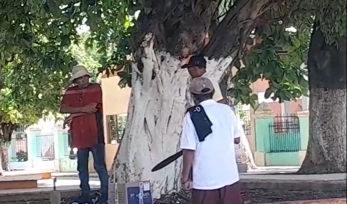 Cansado de robos, abuelito se arma con machete en Calkiní