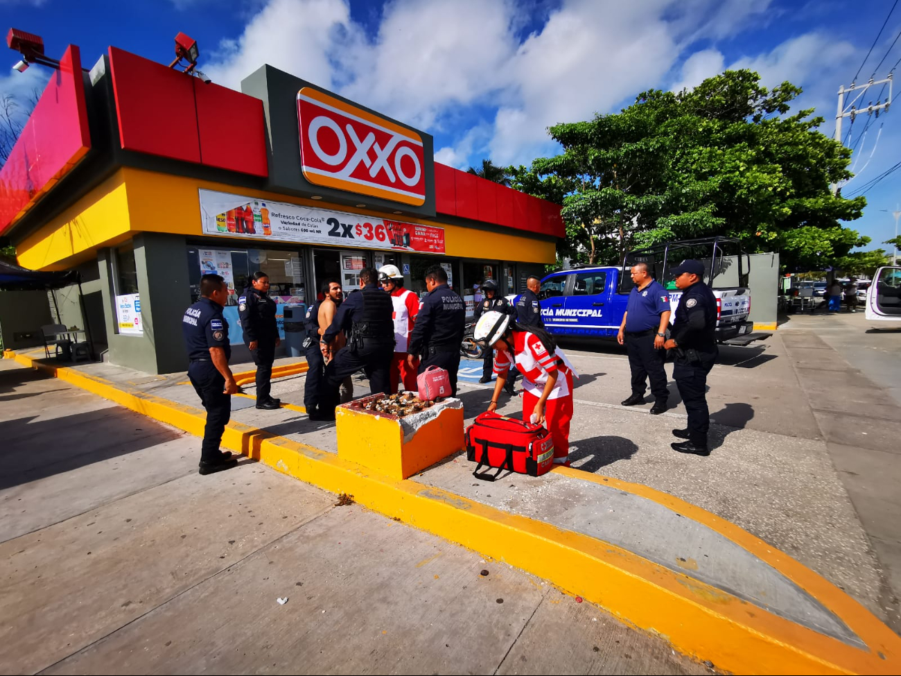 Lo golpean y lo arrestan: sujeto carmelita insulta a paramédicos en tienda de conveniencia