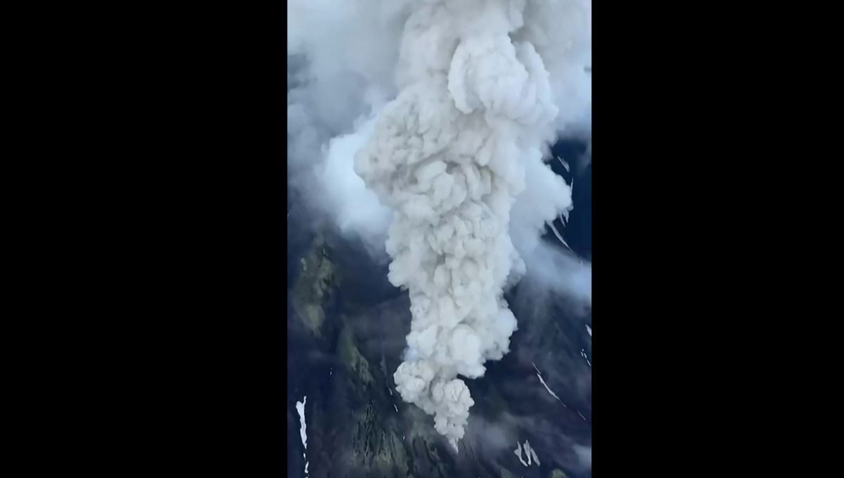 La actividad volcánica se registró la noche del domingo y generó una columna de ceniza de hasta seis kilómetros de altura La actividad volcánica se registró la noche del domingo y generó una columna de ceniza de hasta seis kilómetros de altura