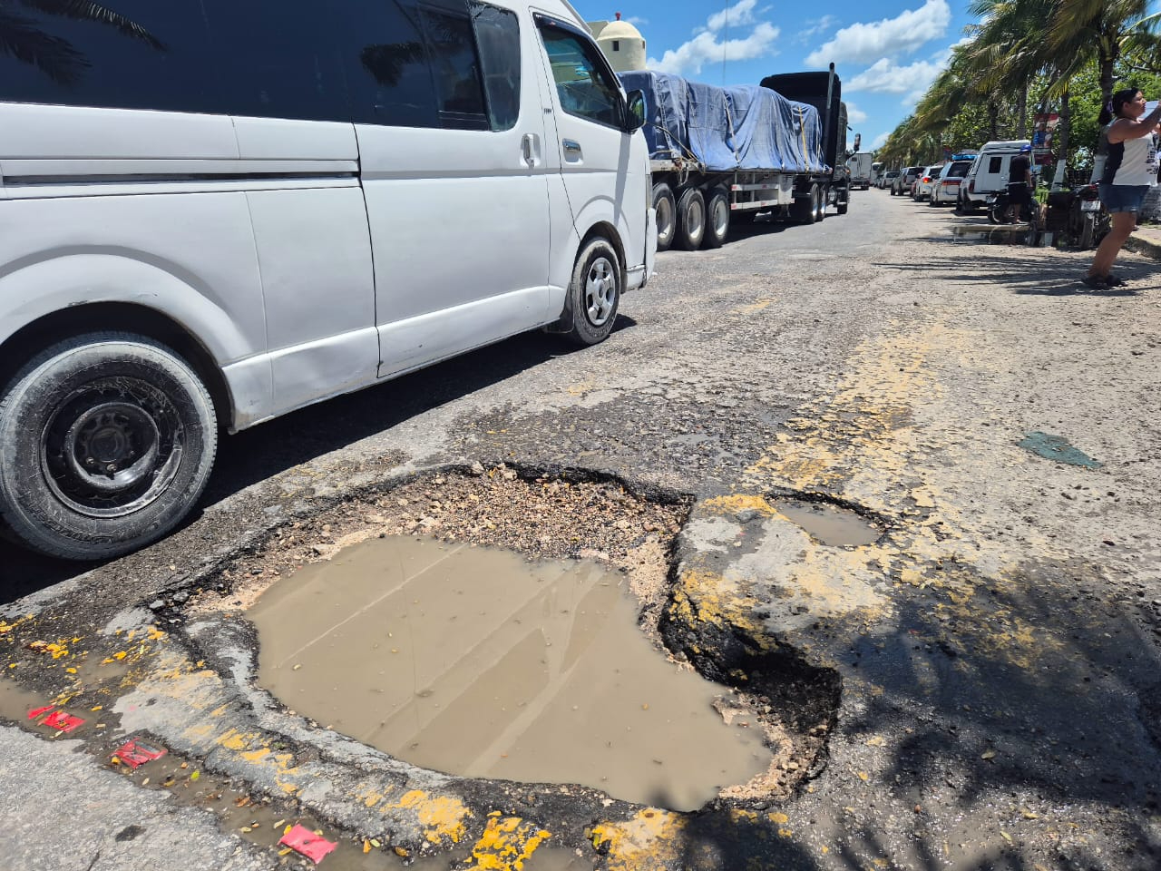 Peligro en el malecón: bache frente al parador turístico preocupa a ciudadanos