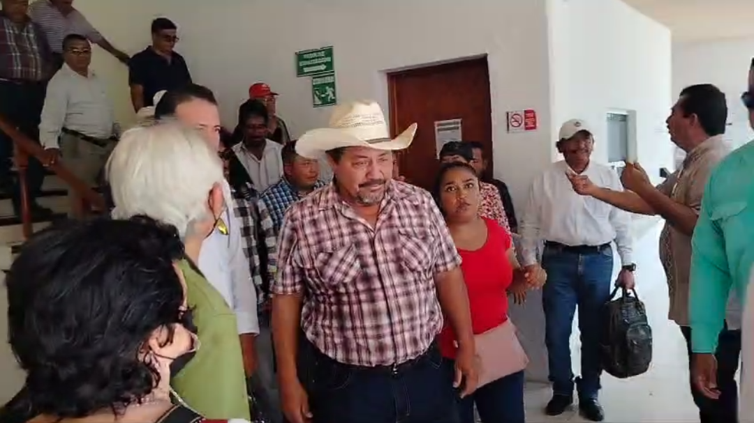 Pobladores de Palizada acuden a la SICT; advierten con cerrar carretera