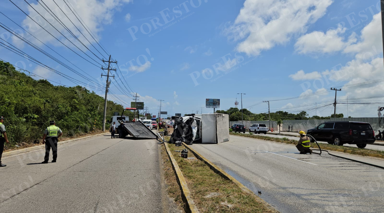 Volcadura de una camioneta paraliza el tráfico en  tramo de Puerto Morelos- Cancún