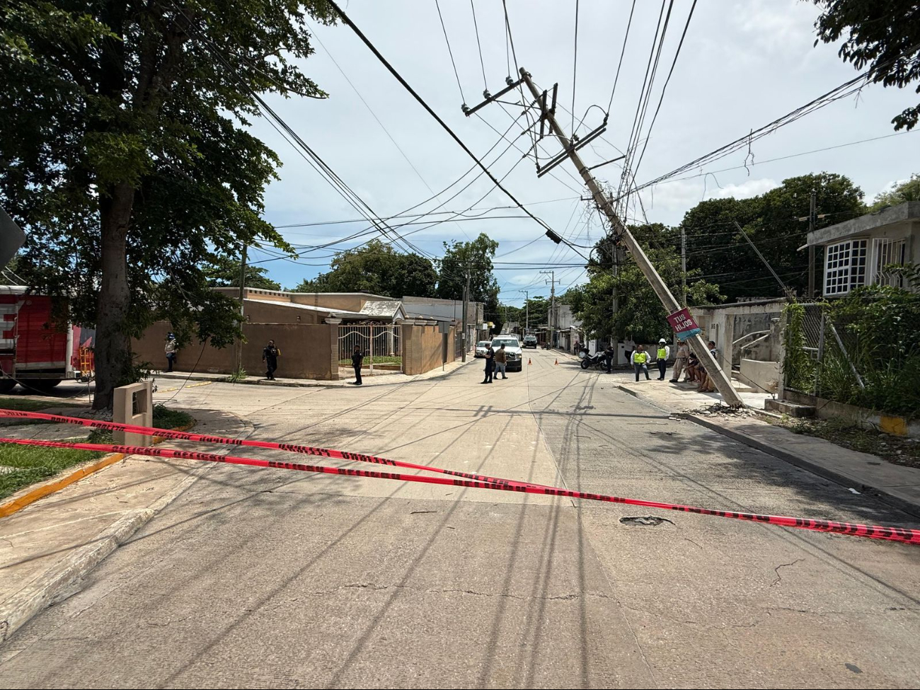 Camión cervecero sin frenos destruye poste y arrolla a motociclista en Campeche