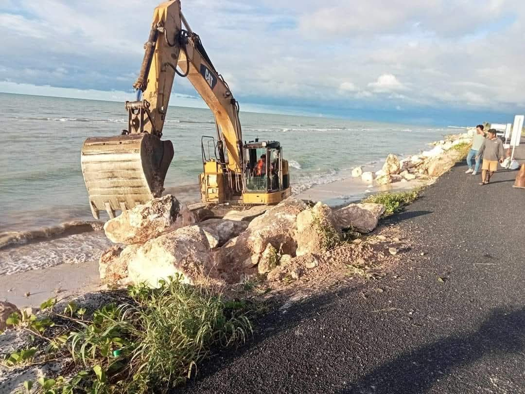 Oleajes y lluvias amenazan tramos carreteros carmelitas; llaman a CFE y SICT a prevenir colapsos