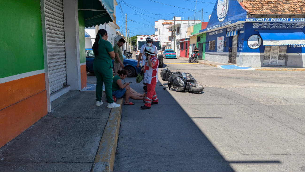 Choque entre camioneta y motocicleta deja a dos mujeres lesionadas en la colonia Centro