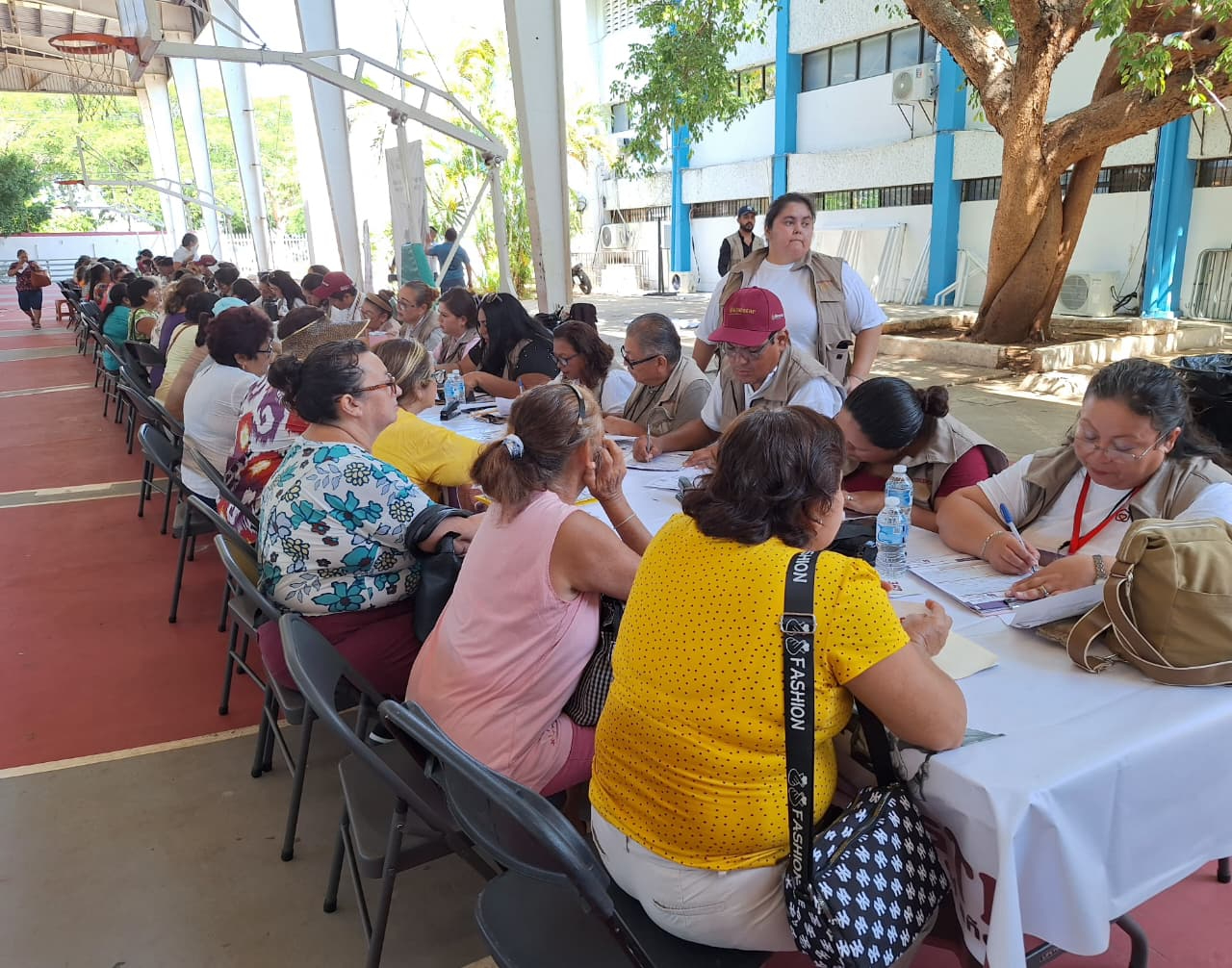 Desde temprano, cientos de personas acuden al IDEY a registrarse para la Pensión del Bienestar Desde temprano, cientos de personas acuden al IDEY a registrarse para la Pensión del Bienestar