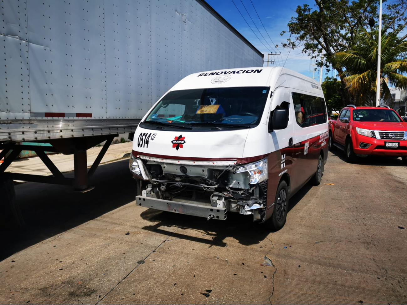 Imprudente vuelta en “U” provoca accidente entre combi y camioneta en Carmen; dos lesionadas