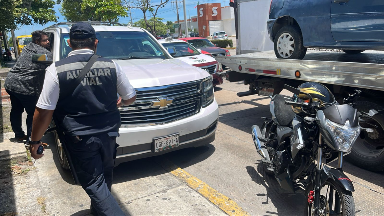 Conductora trata de huir tras arrollar a motociclista en Ciudad del Carmen y la detienen