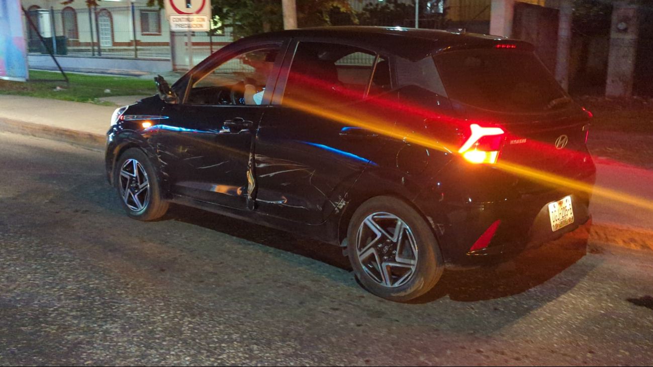 El accidente ocurrió la noche del lunes y dejó daños materiales significativos.