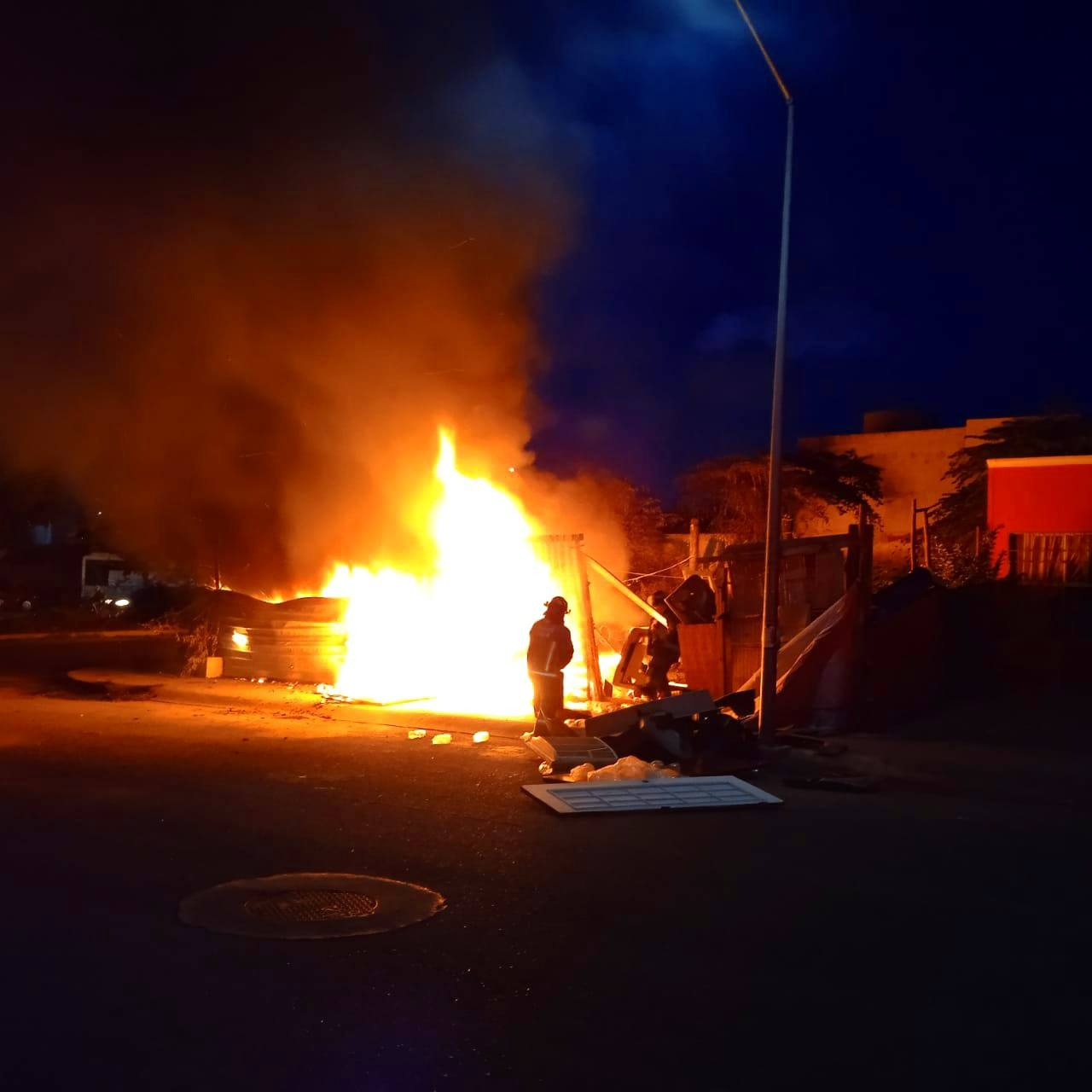 El Heroico Cuerpo de Bomberos trabajó para contener la expansión del fuego.