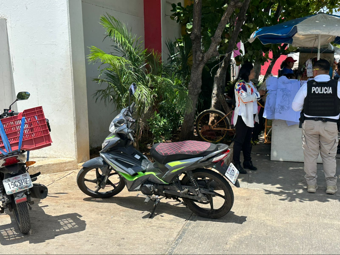 Mujer en moto sufre accidente por peligrosa maniobra en el Centro Histórico de Campeche