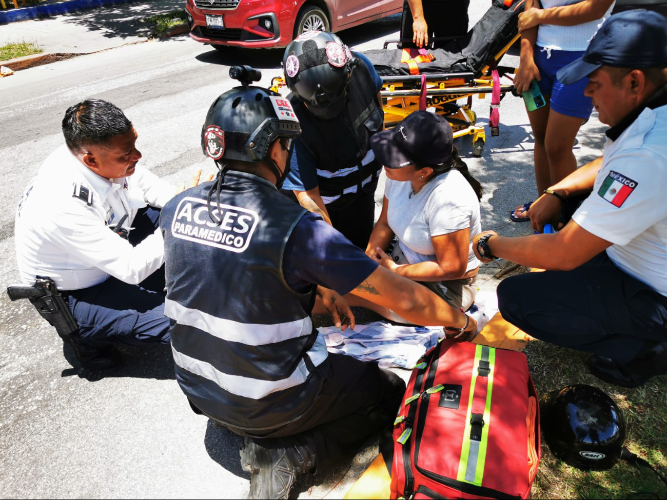 Paramédicos de ACSES auxiliaron a la víctima y la trasladaron al hospital.