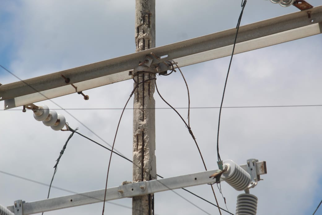 Un poste de concreto de la CFE en mal estado amenaza con colapsar en la colonia Fovissste de Champotón Un poste de concreto de la CFE en mal estado amenaza con colapsar en la colonia Fovissste de Champotón