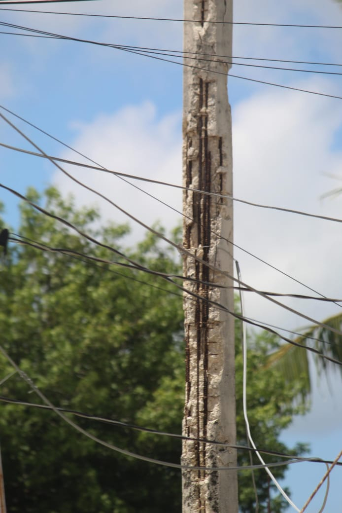 Vecinos temen quedar sin energía eléctrica si el poste cae, especialmente durante esta temporada de lluvias y vientos. Vecinos temen quedar sin energía eléctrica si el poste cae, especialmente durante esta temporada de lluvias y vientos.