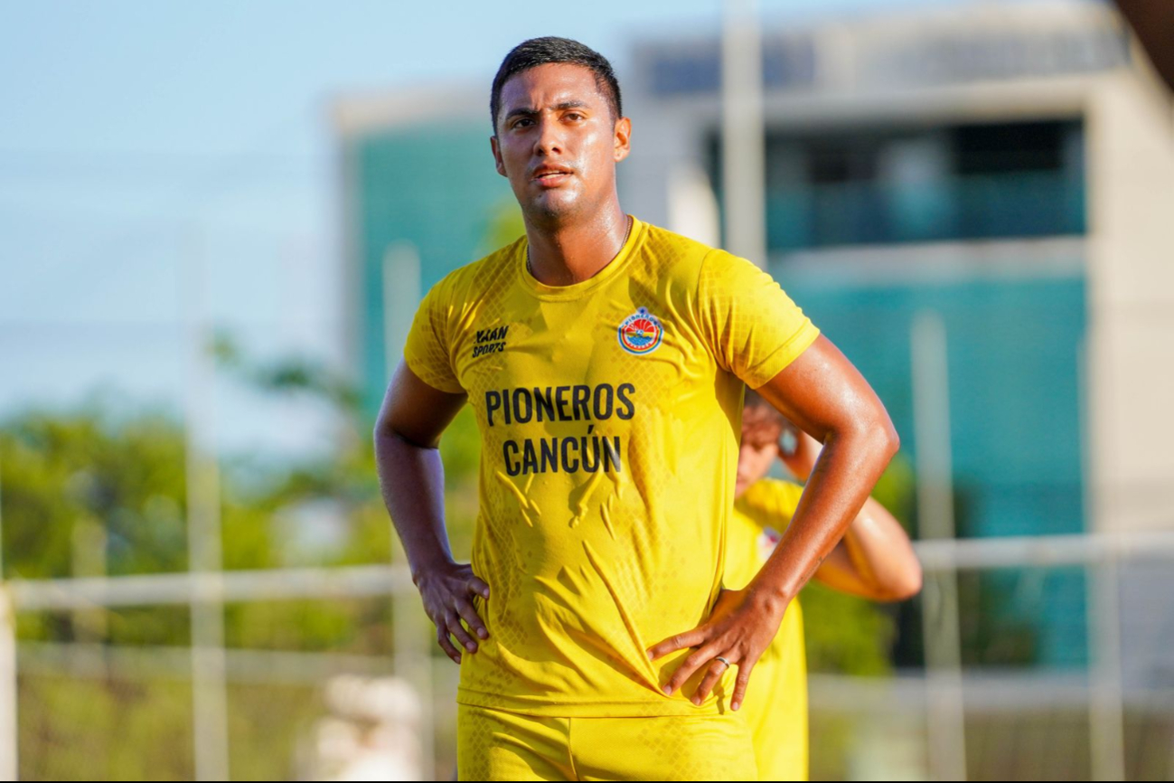 Carlos proviene de raíces futbolísticas cancunenses; es hijo de Carlos Mauri y sobrino de Ricardo “Jarocho” y Daniel “Topo” Moguel