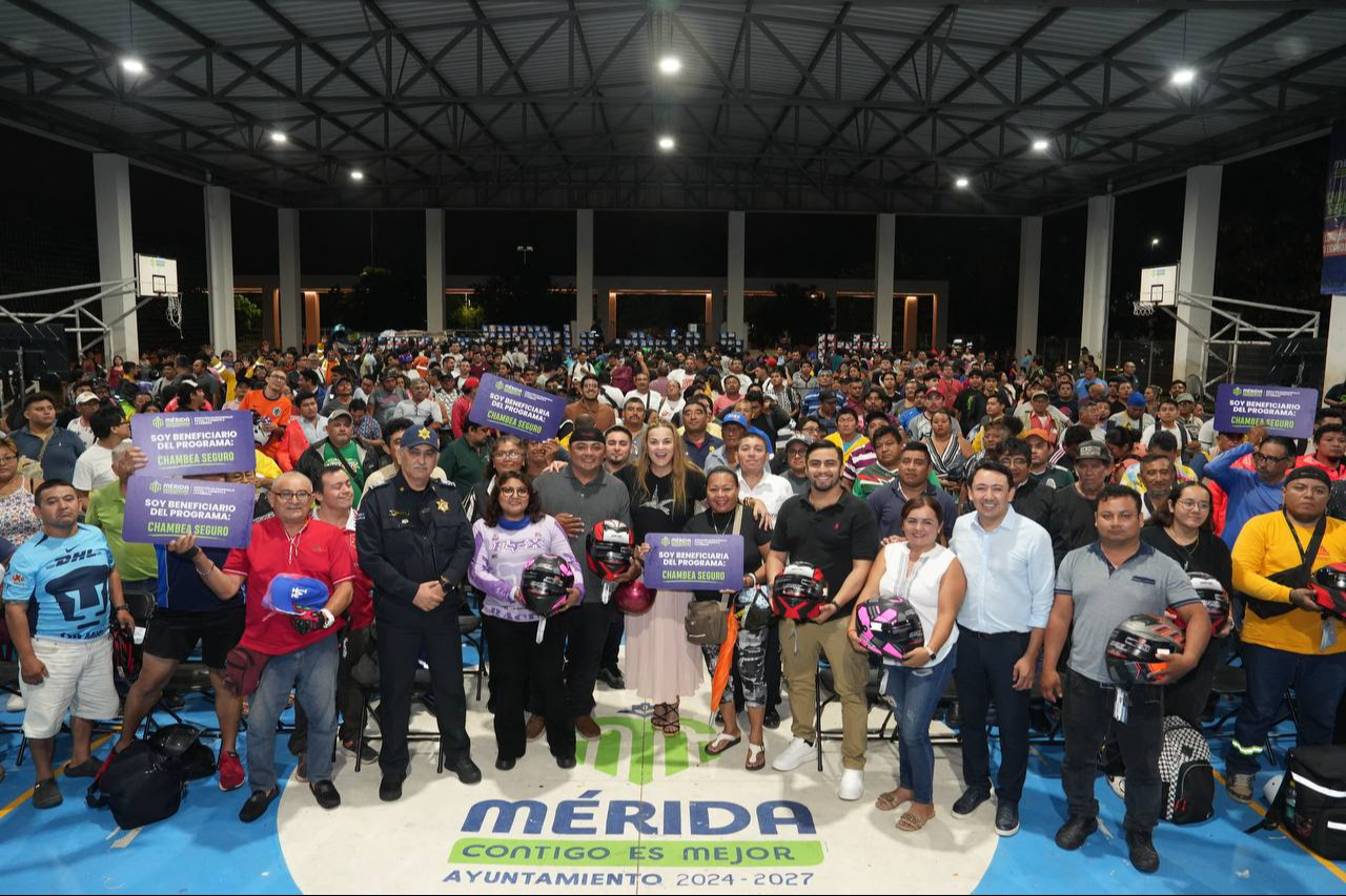 Cecilia Patrón entrega 515 cascos con certificación DOT a motociclistas que laboran en aplicaciones