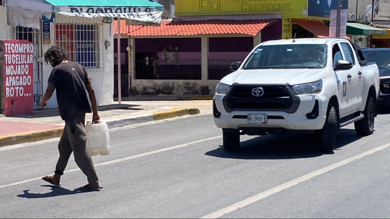 Indigente causa caos vial en Campeche; policías no pueden detenerlo por derechos humanos