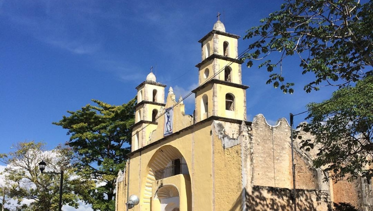Arrestan a un hombre luego de subirse al techo de la iglesia de Halachó