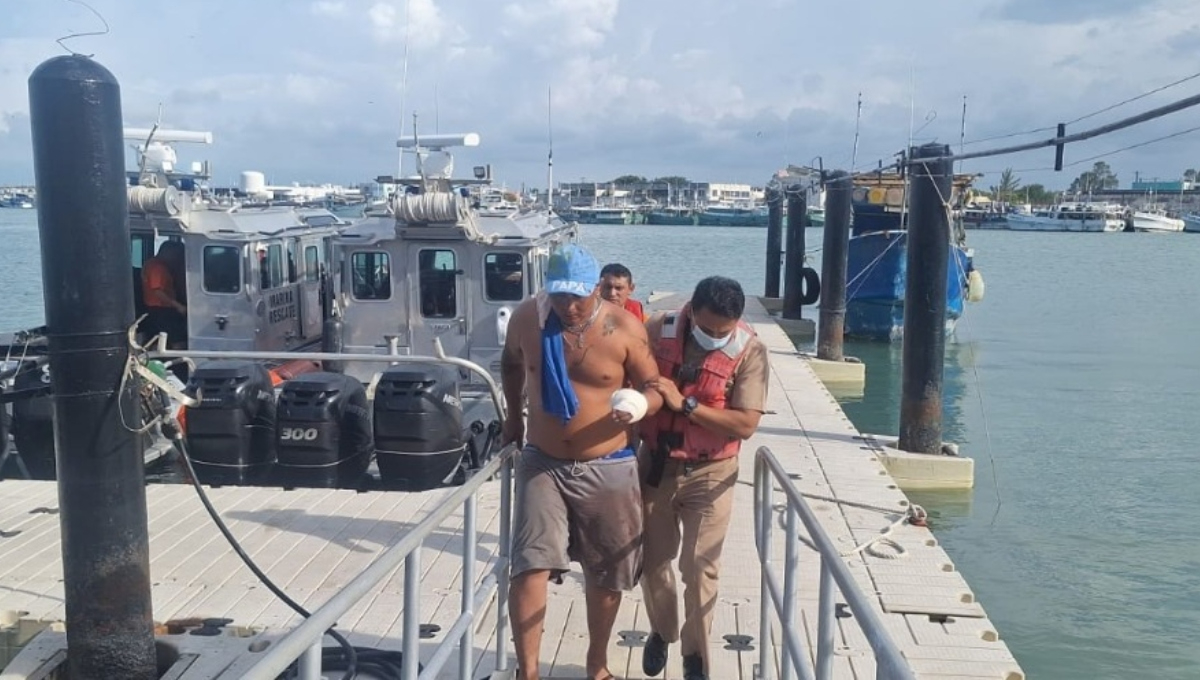 El pescador fue trasladado a tierra para ser llevado a un hospital