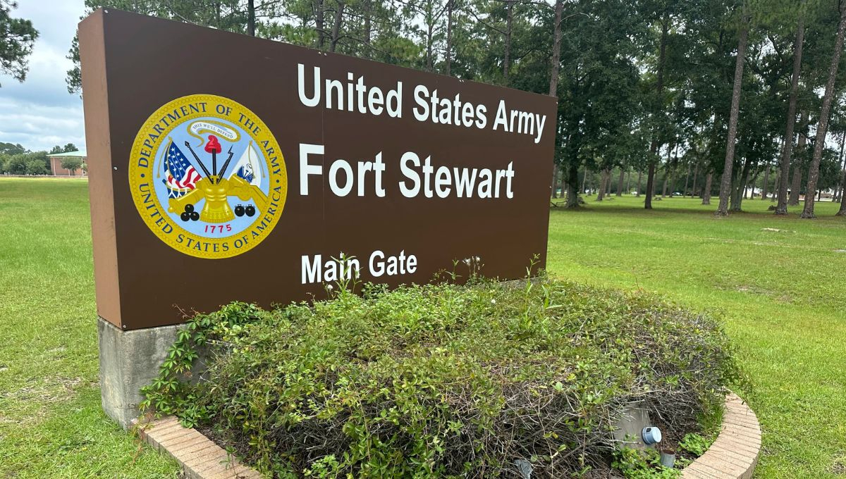 Fort Stewart es la base militar más grande al este del Misisipi y alberga a unos 10 mil elementos y sus familias Fort Stewart es la base militar más grande al este del Misisipi y alberga a unos 10 mil elementos y sus familias