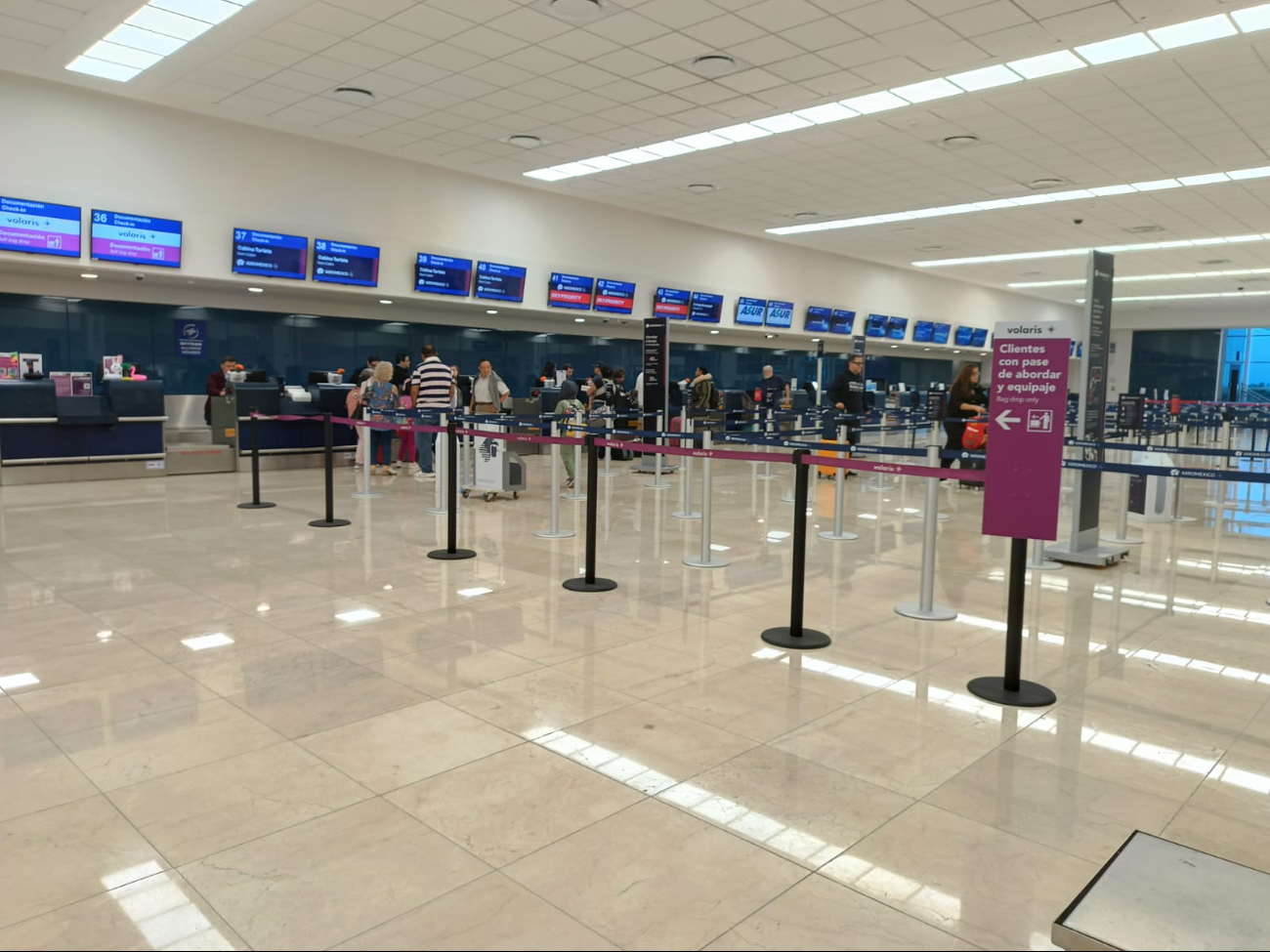 Hay regular afluencia de pasajeros en el aeropuerto de Mérida