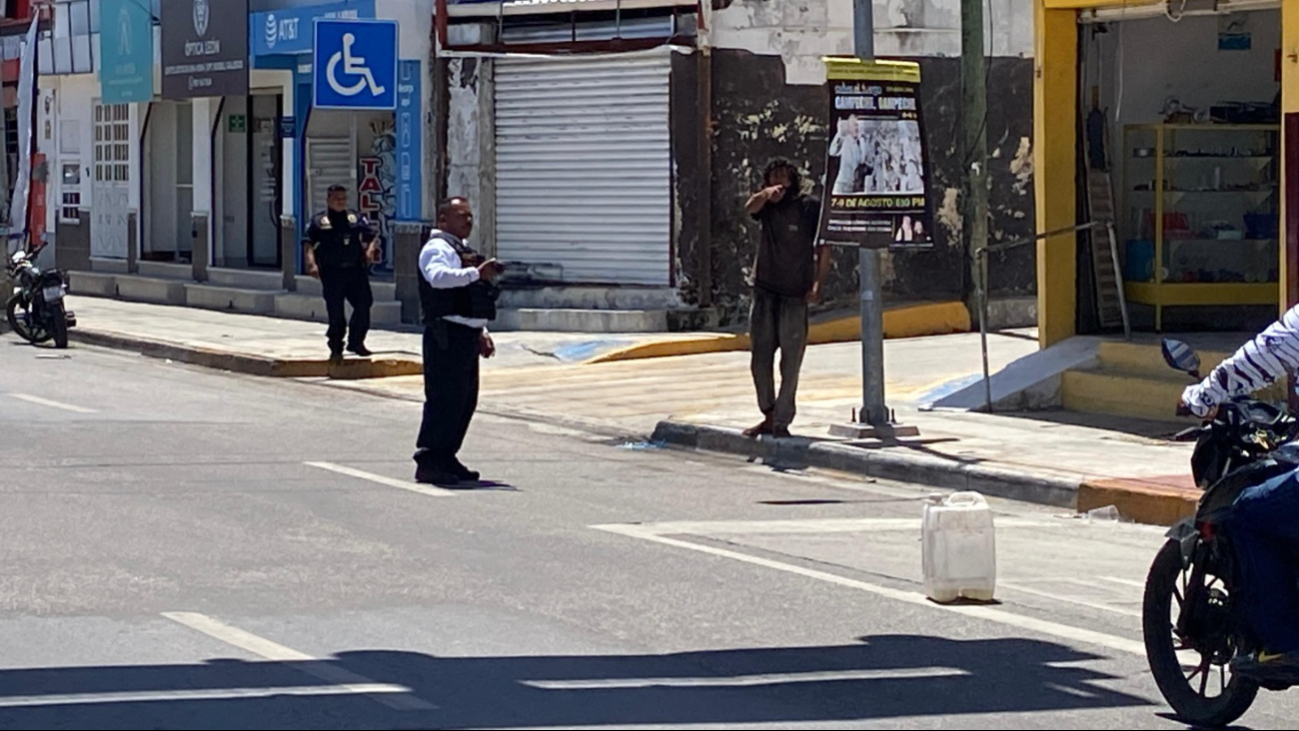Policía lo interceptó tras reporte ciudadano, pero no pudo detenerlo por su condición mental y recomendaciones de derechos humanos.