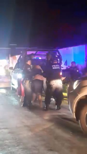 Menor de edad agrede a policías durante riña familiar en Escárcega