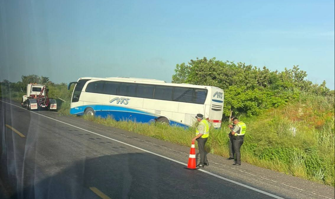 Autobús queda atascado en la arena tras evitar choque con tráiler