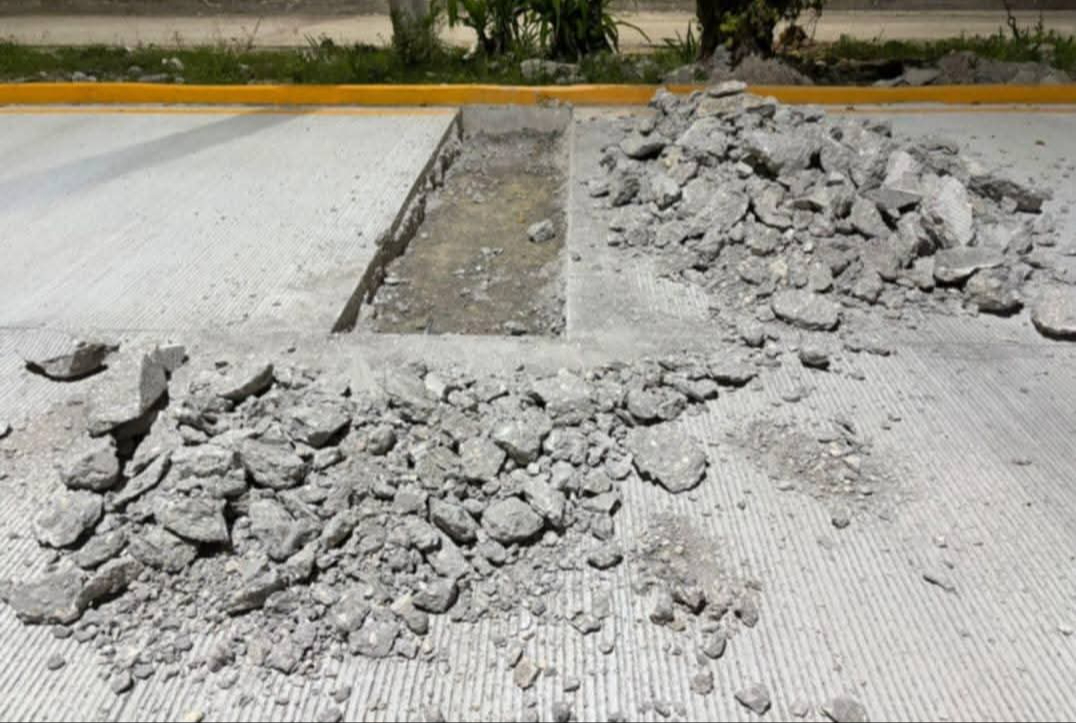 El concreto hidráulico se fracturó por el paso de unidades pesadas y ahora tiene que ser reparado.