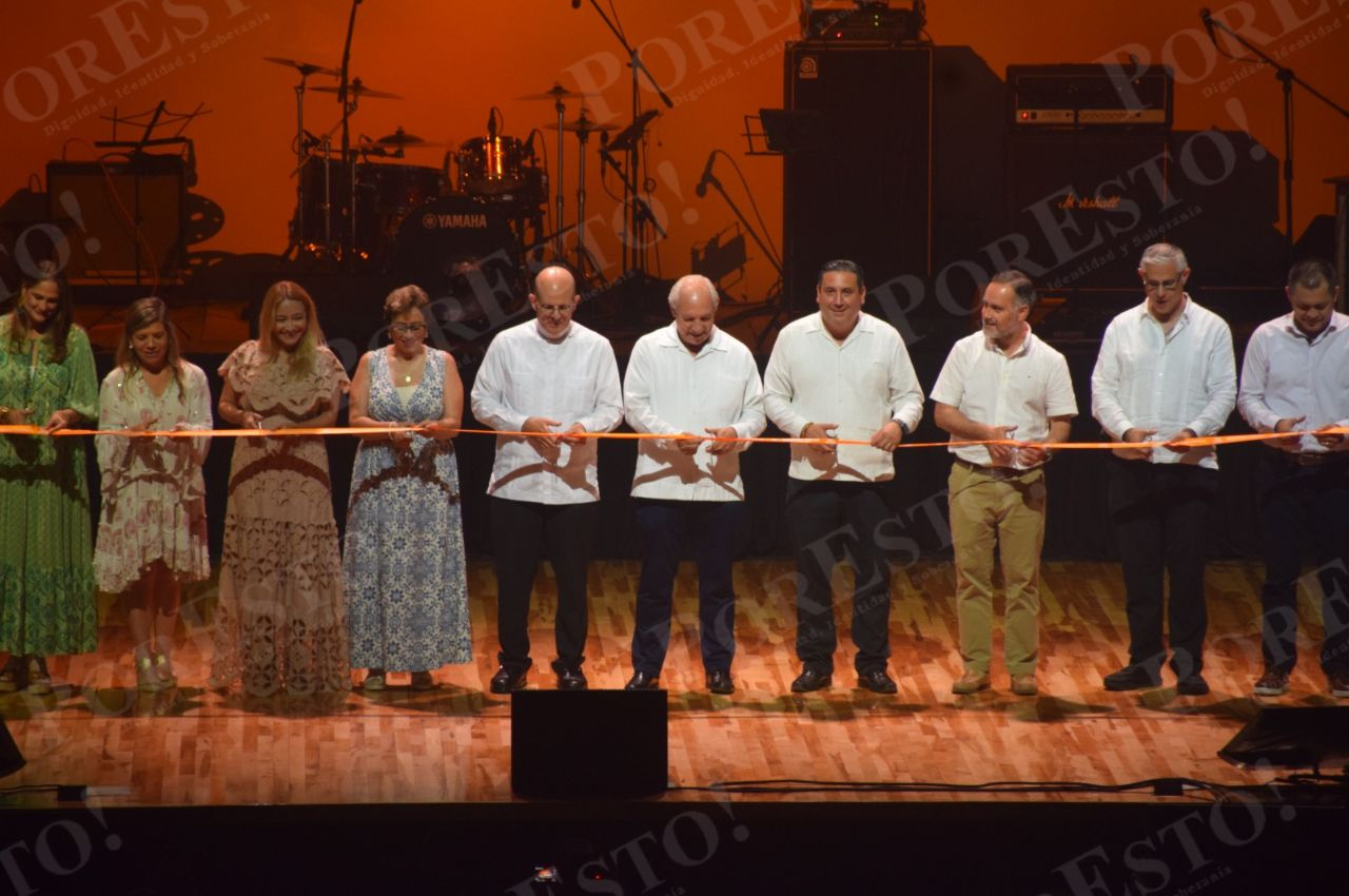 El rector de la universidad encabezó la ceremonia de corte del listón.