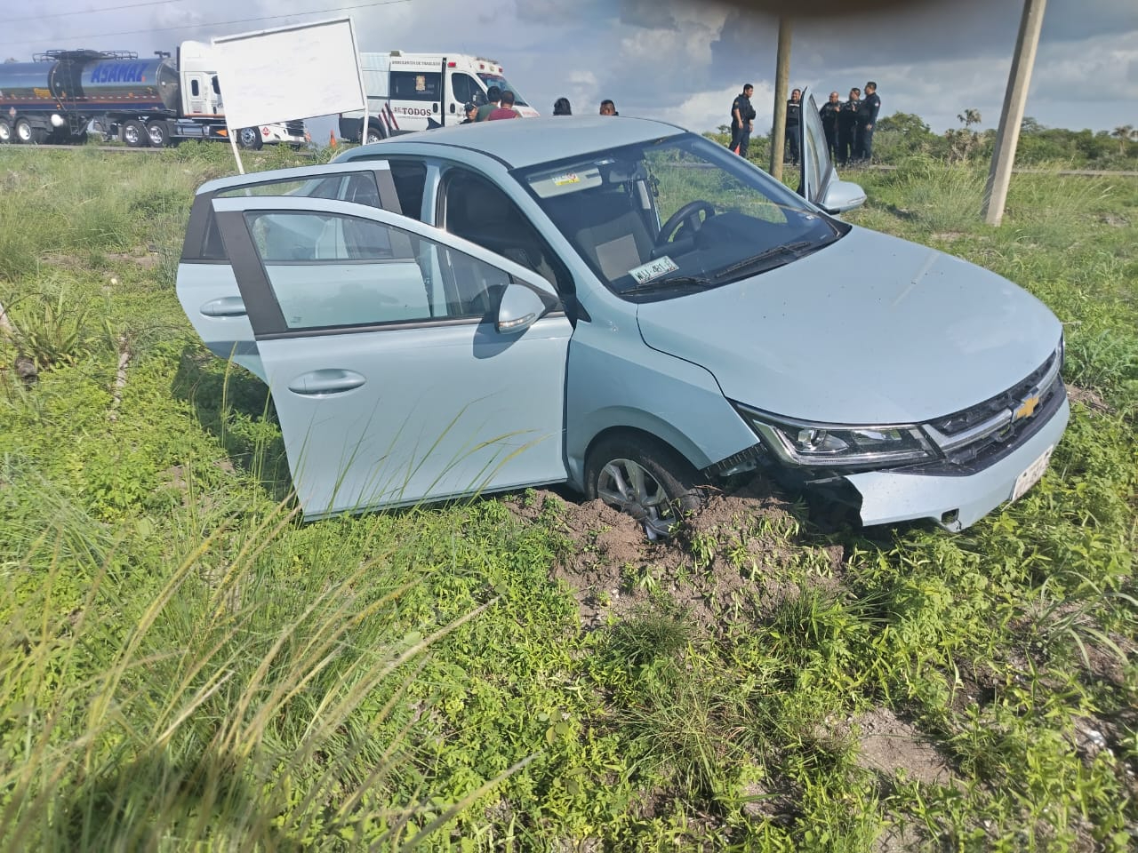 El vehículo era un Chevrolet Aveo azul con placas de Tabasco.