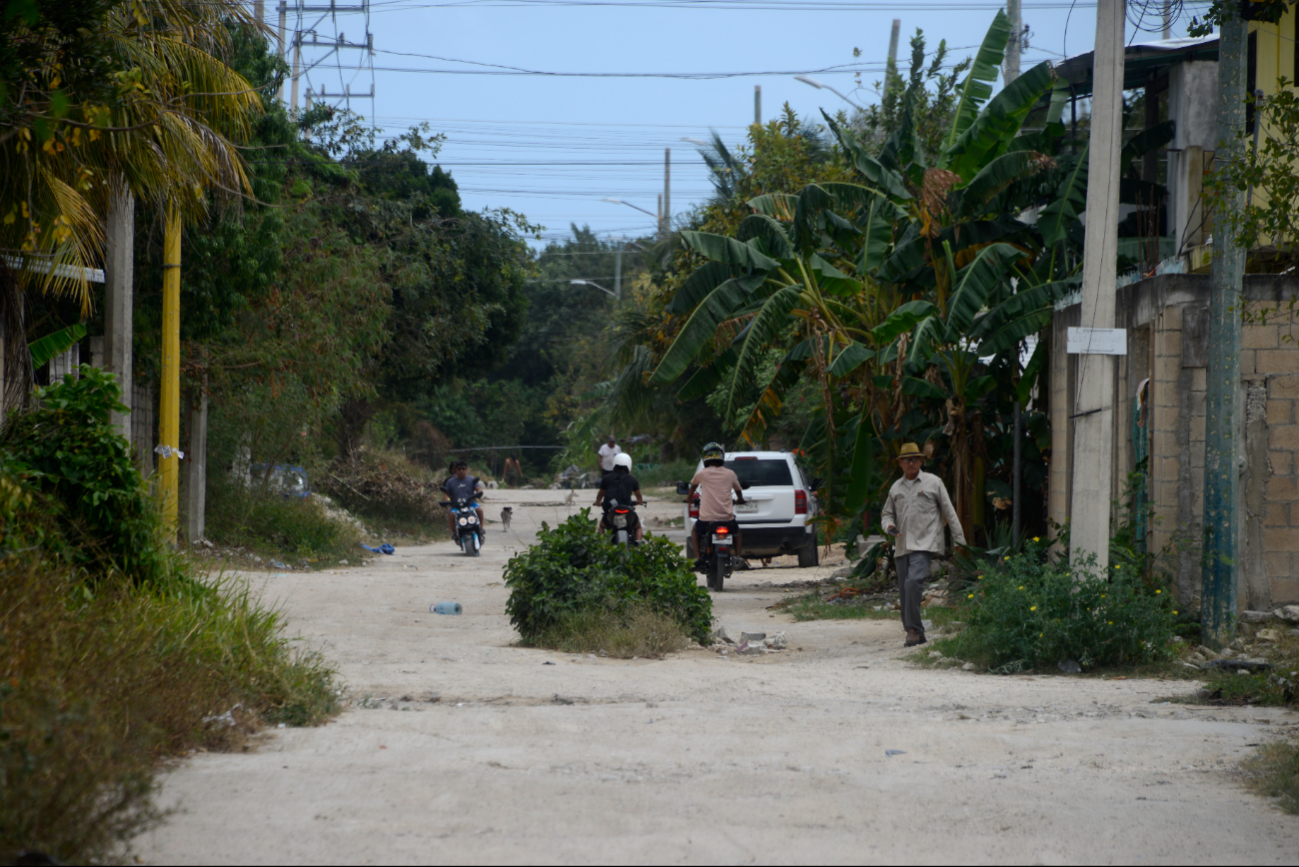 Las colonias carecen de pavimentación y alumbrado público. Ante la falta de drenaje, los habitantes usan fosas sépticas Las colonias carecen de pavimentación y alumbrado público. Ante la falta de drenaje, los habitantes usan fosas sépticas