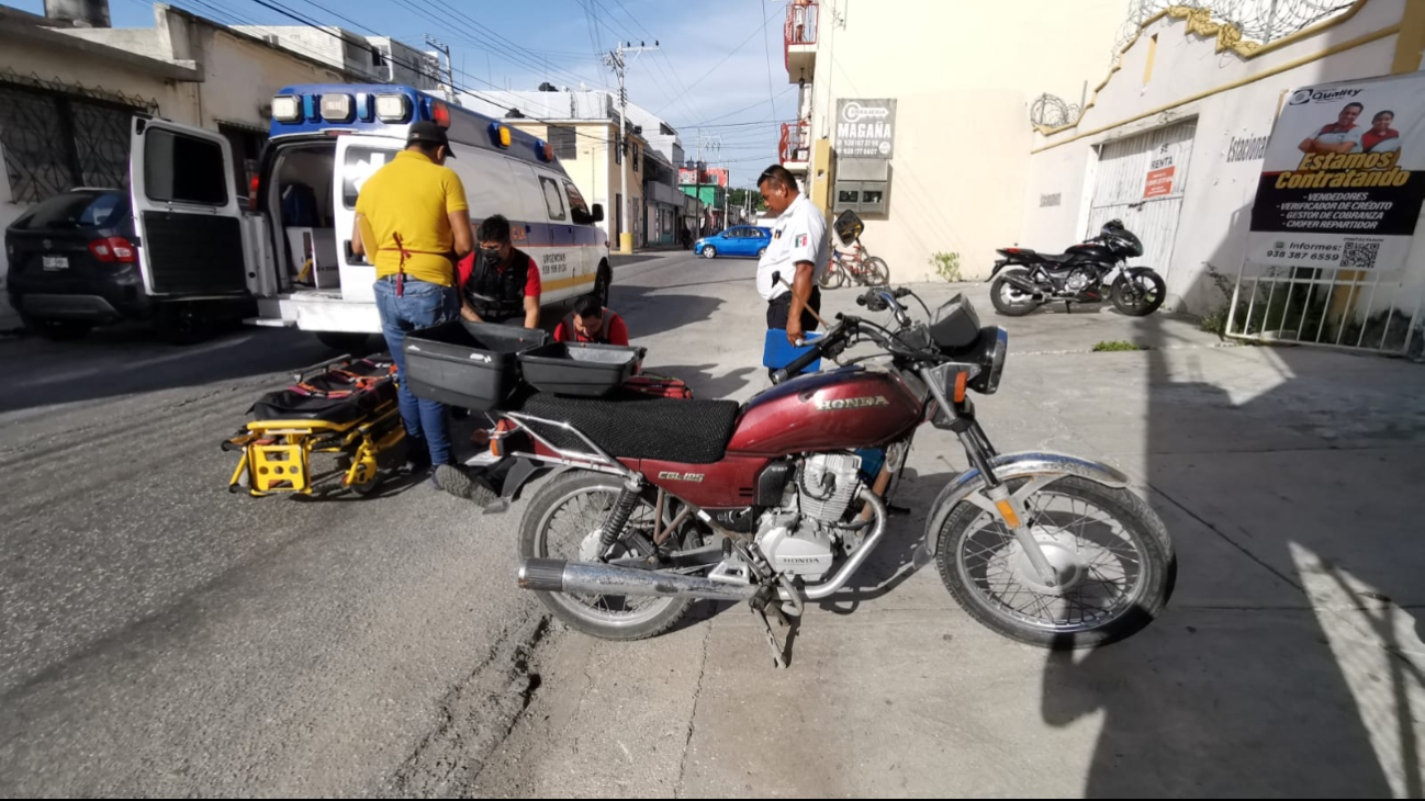 Motociclista choca contra poste en la colonia Centro de Campeche
