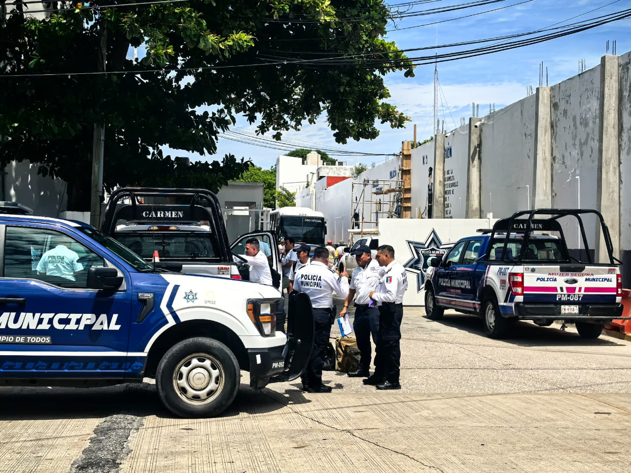 Policía despedido y otros enviados a limpiar corralón tras paro en Carmen