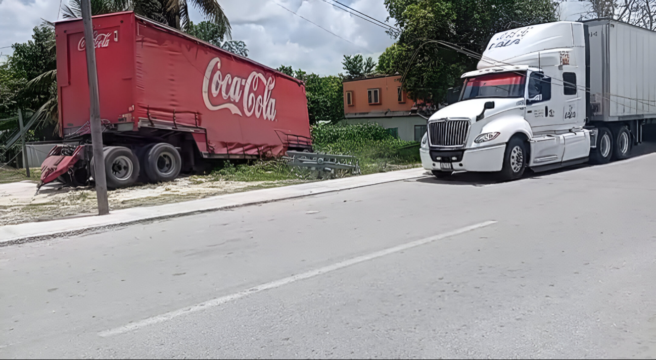 Remolque de empresa refresquera derriba poste, cables y transformador en Xpujil