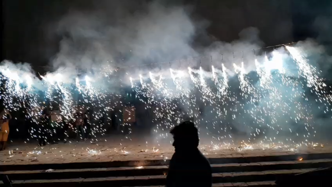 Toritos, ciprés, cascadas y voladores iluminaron la noche en una de las tradiciones más esperadas.