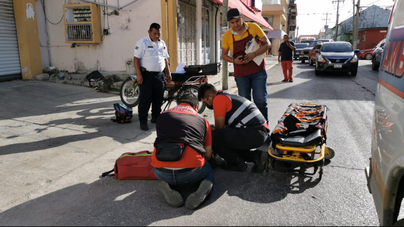 Tras el impacto, el hombre cayó al pavimento y fue atendido por paramédicos de ACSES, quienes lo trasladaron a un hospital