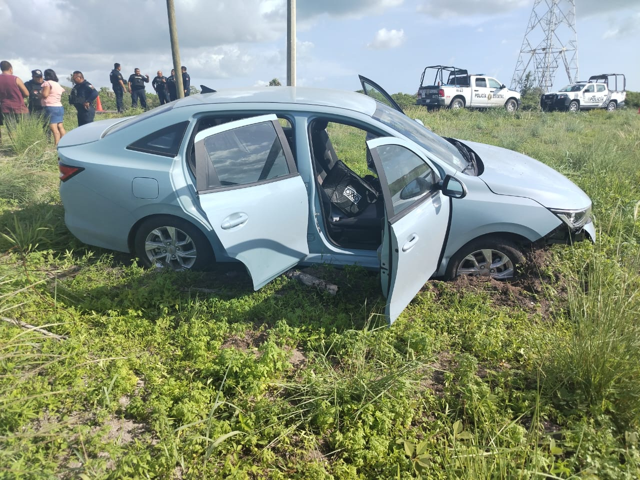 Una familia que regresaba a Tabasco sufrió un accidente en el tramo Sabancuy–Isla Aguada.