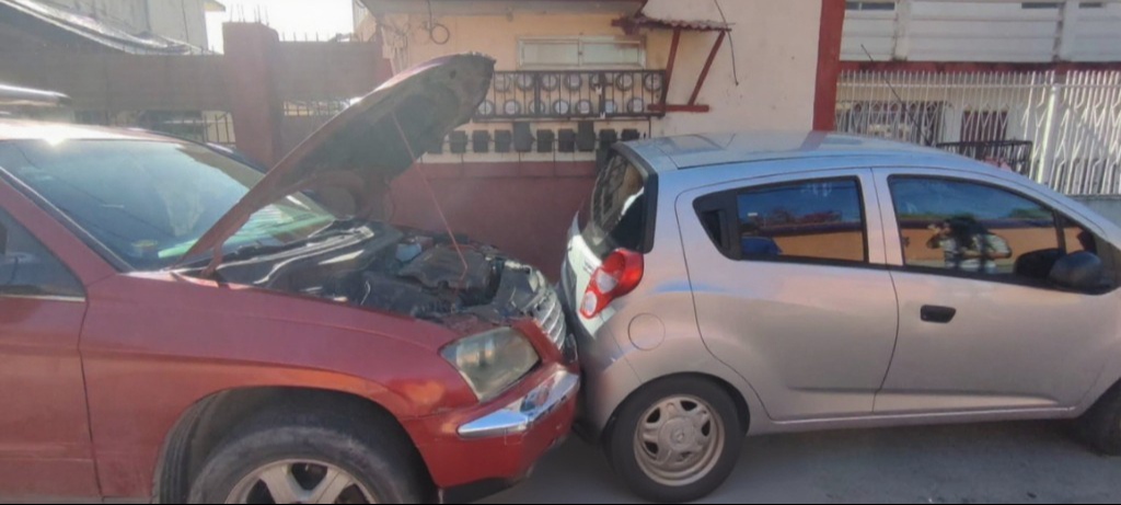 Vehículo sin conductor provoca choque múltiple en calles de Chetumal