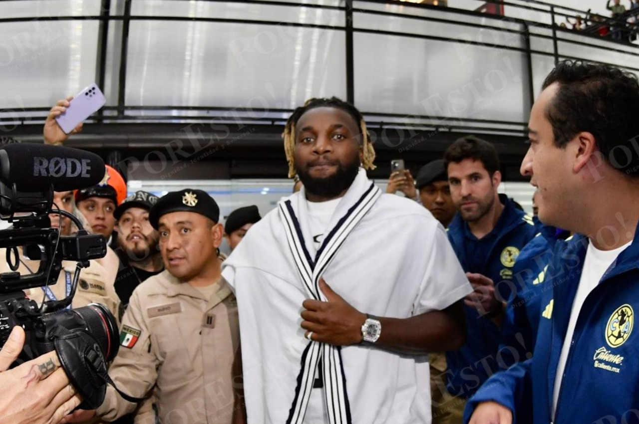 El francés fue recibido entre una fiesta azulcrema.