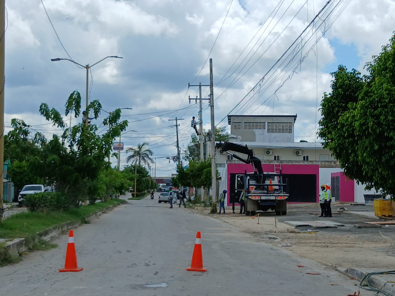 Trabajos en gasolinera dejan sin luz a colonia Fátima en Escárcega; vecinos exigen solución